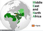 Auf diesem Bild sehen Sie eine politische Weltkarte in Form eines Globus. Auf der Karte sind die sogenannten MENA-Staaten in grün sowie Syrien in orange eingetragen.